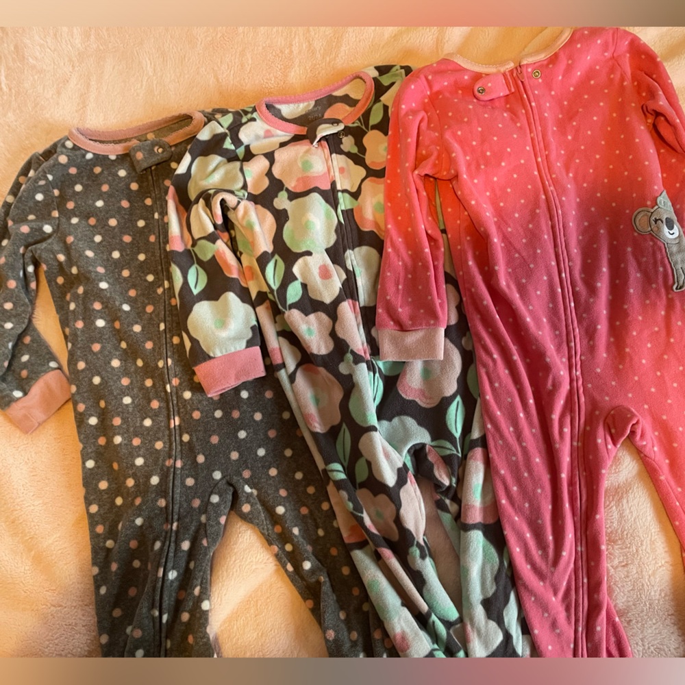 Set of three carters 2t zip footed pajamas